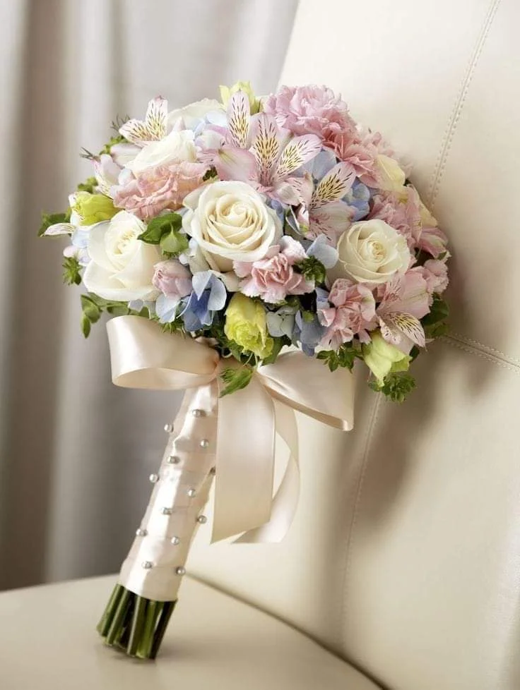 Ramo de novia con rosas blancas, alstroemeria y hortensia