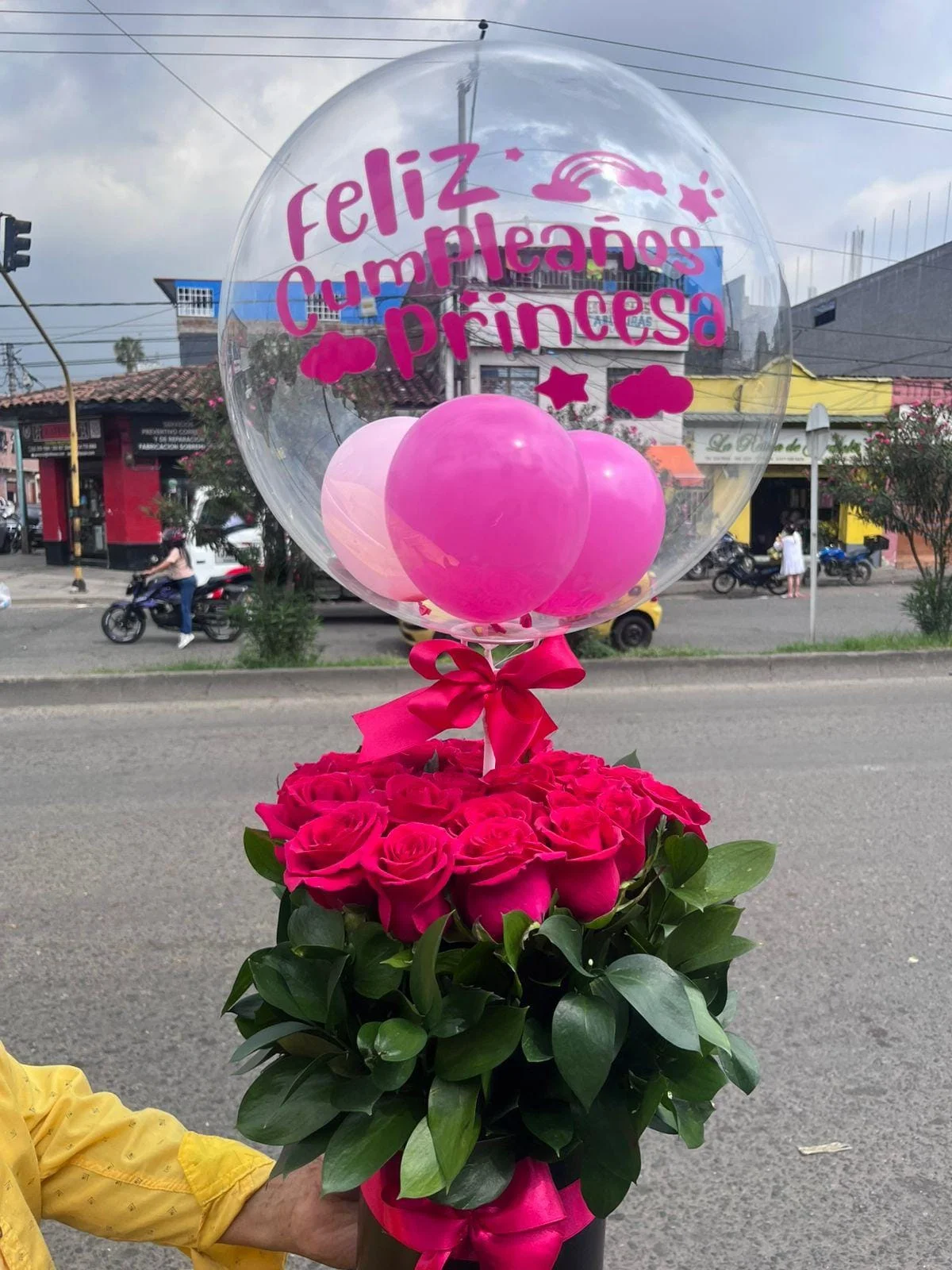 Rosas con globo de feliz cumpleaños