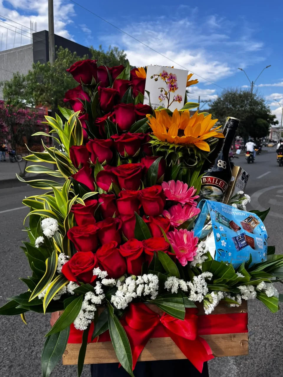 Canasta de rosas rojas y girasol, Floristería Lorena Molina